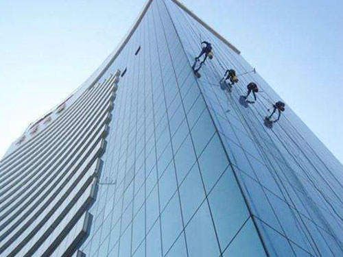 外墻清洗成為城市美容的重要環節，多種清洗方式實現效果不同